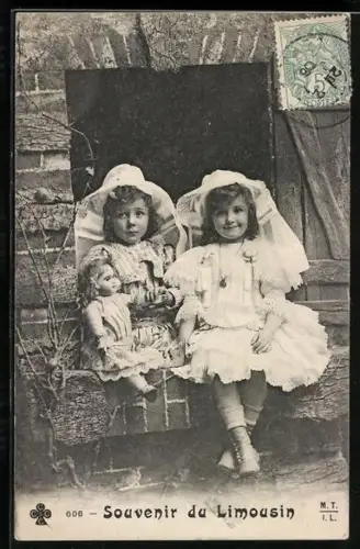 AK Zwei junge Kinder in eleganten Kleidern mit einer Puppe