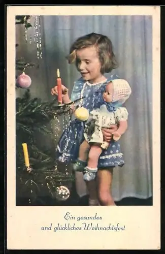 AK Kind mit Puppe im Arm steht an einem Weihnachtsbaum