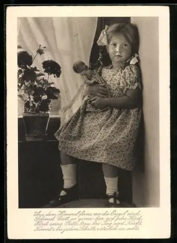 AK Mädchen sitzt mit einer Puppe im Arm am Fenster