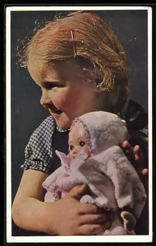 AK Lächelndes Mädchen mit einer Puppe