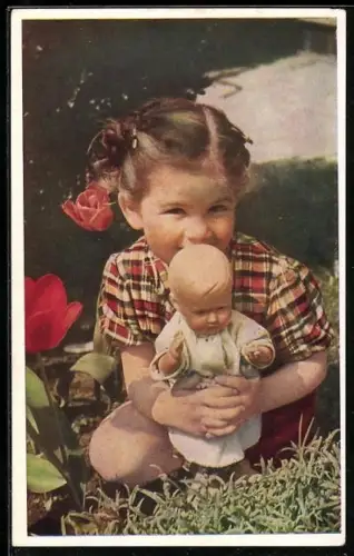 AK Mädchen hält lächelnd eine Puppe in den Armen