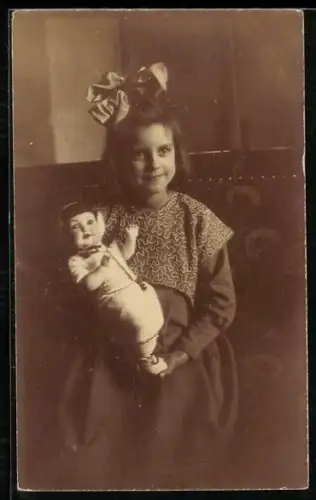 Foto-AK Mädchen hält eine Puppe in den Armen