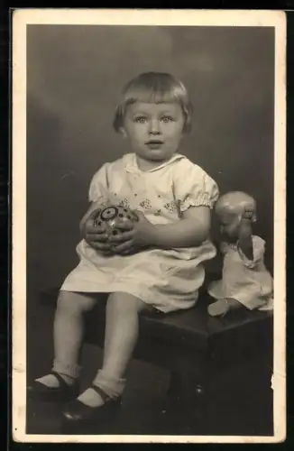 Foto-AK Kleinkind mit Puppe und Ball