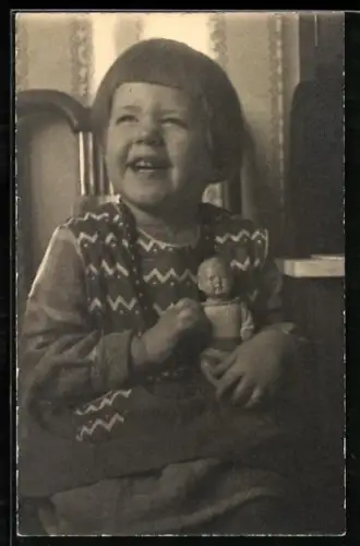 AK Lachendes Kleinkin mit Puppe