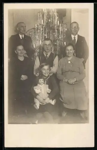 Foto-AK Familie zu Weihnachten, Mädchen mit Puppe auf dem Schoss
