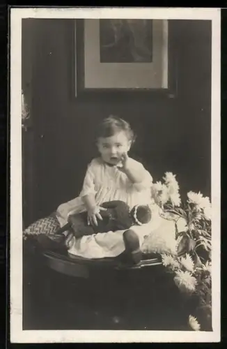 Foto-AK Kleinkind sitzt mit Puppe auf dem Schoss
