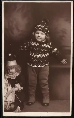Foto-AK Kleinkind in Winterkleidung neben einer Puppe 1929