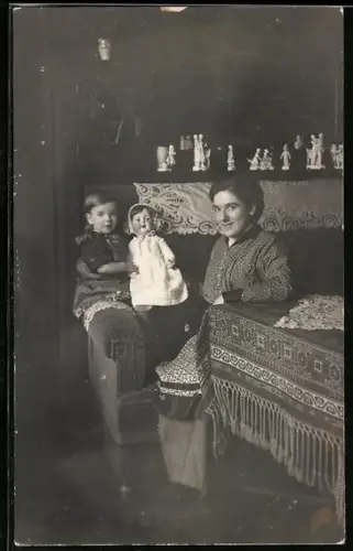 Foto-AK Mutter mit ihrem Kind und einer Puppe auf dem Sofa