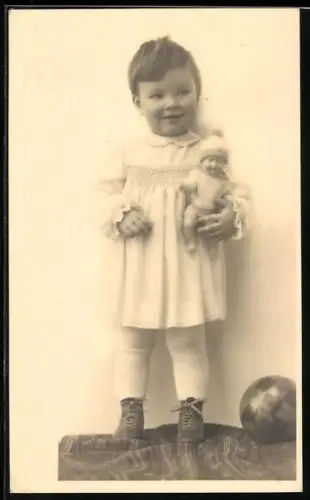 Foto-AK Kleinkind mit einer Puppe und einem Ball