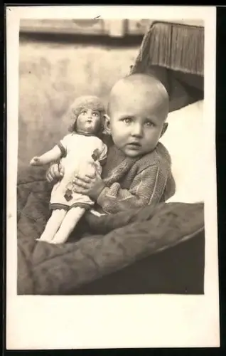 Foto-AK Kleinkind hält eine Puppe in den Händen