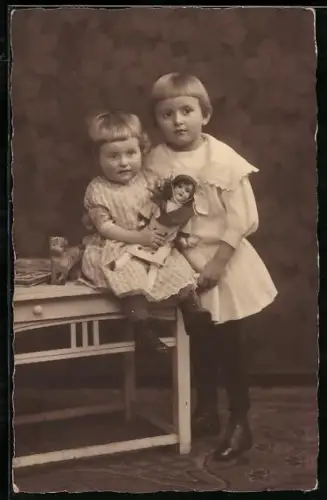 Foto-AK Zwei Kinder mit einem Puppe und einem Tierspielzeug