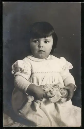 Foto-AK Kleinkind hält eine Puppe in den Händen