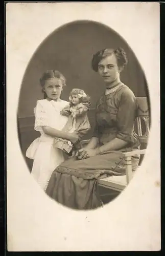 Foto-AK Mutter und Kind mit einer Puppe im Atelier