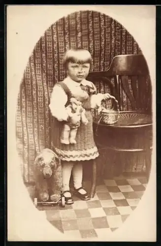 Foto-AK Kleinkind mit Puppe, Korb und Bären-Spielzeug