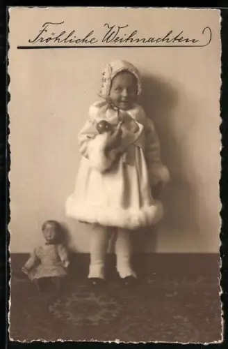 AK Kleinkind in Winterkleidung mit zwei Puppen