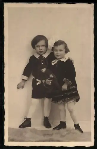 Foto-AK Zwei Kinder mit Puppe
