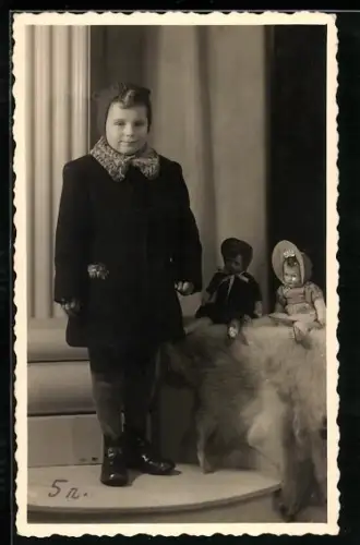 AK Kind in Winterkleidung mit zwei Puppen