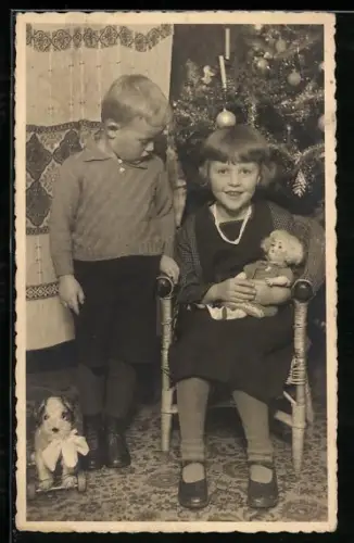 Foto-AK Zwei Kinder vor dem Weihnachtsbaum mit Puppe und Hunde-Spielzeug 1931