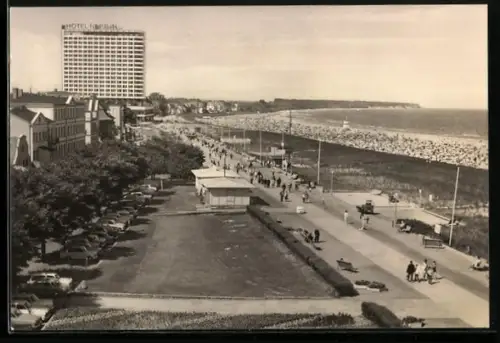 AK Rostock-Warnemünde, Promenade mit Blick zum Hotel Neptun