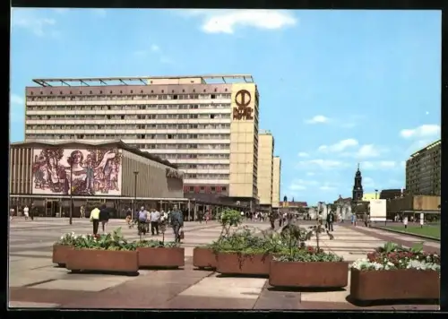 AK Dresden, moderne Architektur, Prager Strasse, Blick zur Kirche