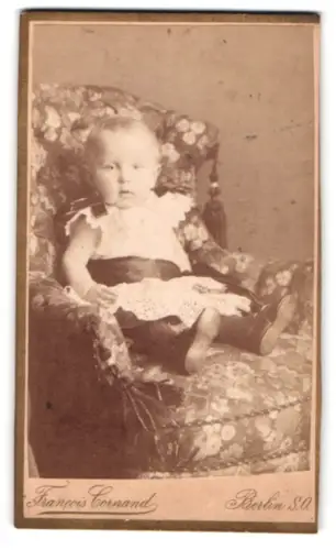 Fotografie Francois Cornand, Berlin, Neander-Strasse 20, Porträt eines Kleinkindes auf einem Sessel