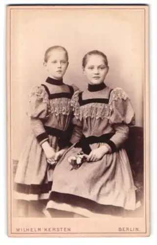 Fotografie Wilhelm Kersten, Berlin, Krausen-Str. 35, Zwei junge Mädchen
