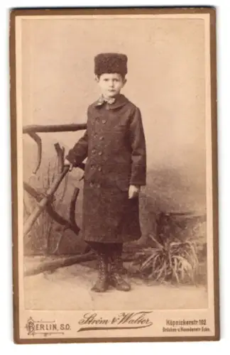 Fotografie Ström & Walter, Berlin, Köpenicker Str. 102, Junge mit Mantel und Fellmütze
