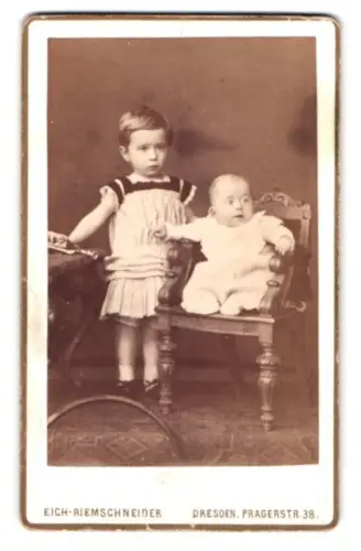 Fotografie Eich-Riemschneider, Dresden, Pragerstrasse 38, Zwei Kinder auf Stühlen