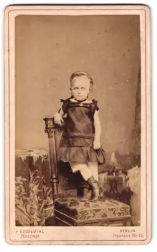 Fotografie A. Süssemihl, Berlin, Chaussee-Str. 40, Kind auf einem dekorativen Stuhl