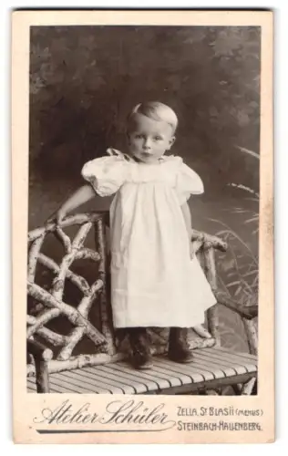 Fotografie Atelier Schüler, Zella St. Blasii, Steinbach-Hallenberg, Kind auf dekorativer Bank