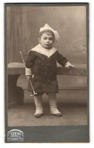 Fotografie Stein, Berlin, Chausseestr. 70/71, Junge mit Mütze und Spazierstock