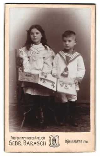 Fotografie Gebr. Barasch, Königsberg, zwei Kinder mit Bilderbuch