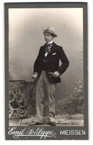 Fotografie Emil Schlippe, Meissen, Elberg 1, Eleganter junger Mann mit Stock