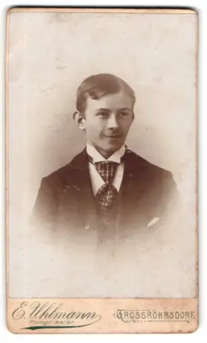 Fotografie E. Uhlmann, Grossröhrsdorf, Eleganter junger Mann in Anzug