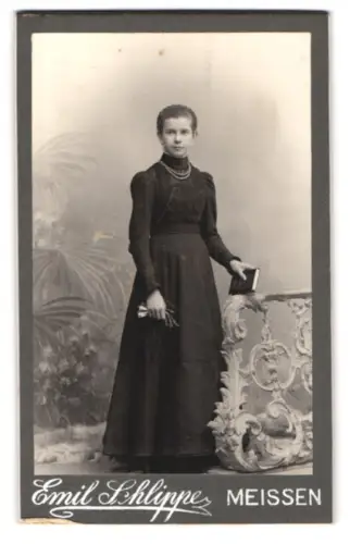 Fotografie Emil Schlippe, Meissen, Elbberg 1, Junge Frau mit Buch