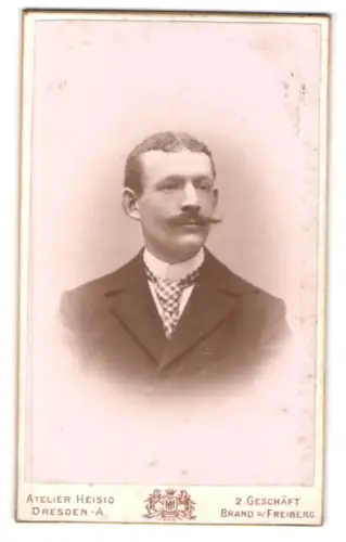 Fotografie A. R. Heisig, Dresden, Terrassenufer 30, Porträt eines Herrn mit Schnurrbart