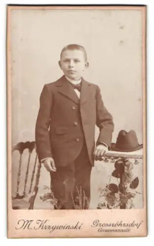 Fotografie M. Krzywinski, Grossröhrsdorf, Grossmannstr., Junge mit Anzug und Hut