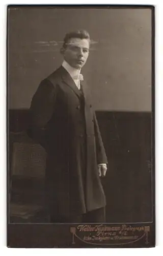 Fotografie W. Taubmann, Pirna, Grohmannstrasse, Eleganter Herr im Anzug