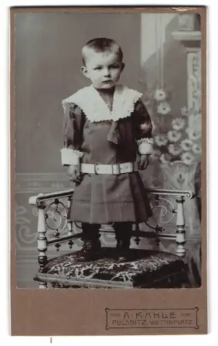 Fotografie A. Kahle, Pulsnitz, Wettinplatz, Kind auf Stuhl