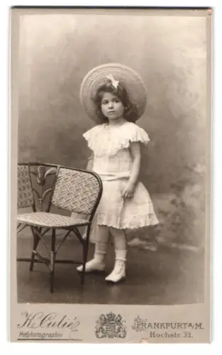 Fotografie Katharina Culie, Frankfurt a.M., Hochstrasse 32, Mädchen mit Strohhut und Stuhl