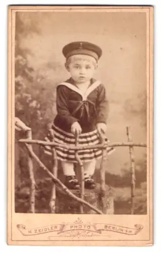 Fotografie H. Zeidler, Berlin, Jerusalemerstrasse 59, Kind im Matrosenanzug