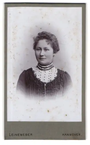 Fotografie Georg Leineweber, Hannover, Georgstrasse 30, Porträt einer elegant gekleideten Frau