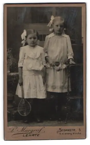 Fotografie L. Margraf, Lehrte, Sedanstr. 5, Zwei Mädchen mit Schleifen in den Haaren