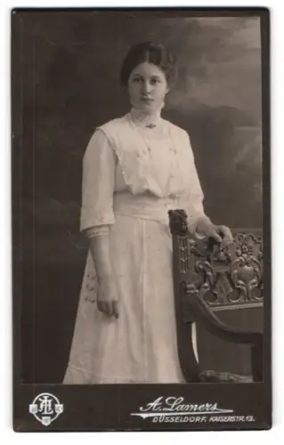 Fotografie A. Lamers, Düsseldorf, Kaiserstrasse 13, Porträt einer Dame in elegantem Kleid
