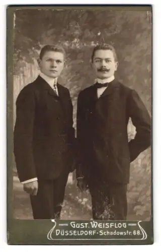 Fotografie Gust. Weisflog, Düsseldorf, Schadowstr. 68, Zwei Herren in Anzügen