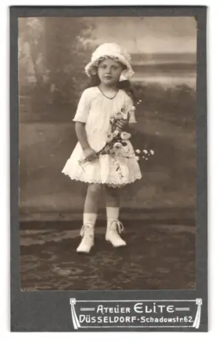 Fotografie Atelier Elite, Düsseldorf, Schadowstr. 62, Mädchen mit Blumenstrauss