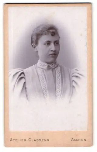 Fotografie Atelier Classens, Aachen, Hochstrasse 19, Frau Scheims im Porträt