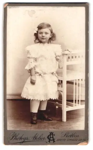 Fotografie Photogr. Atelier CA, Stettin, Breite Strasse 29-30, Porträt eines kleinen Mädchens
