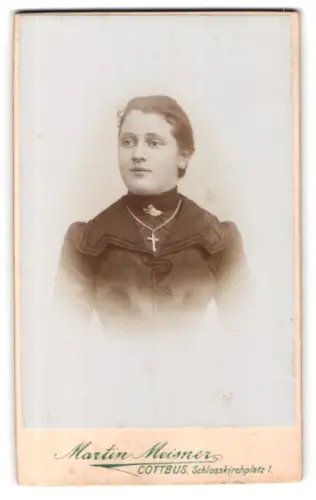 Fotografie Martin Meisner, Cottbus, Schlosskirchplatz 1, Porträt einer Frau mit Kreuzanhänger