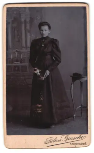 Fotografie Julius Grusche, Neugersdorf, Elegante Dame in dunklem Kleid